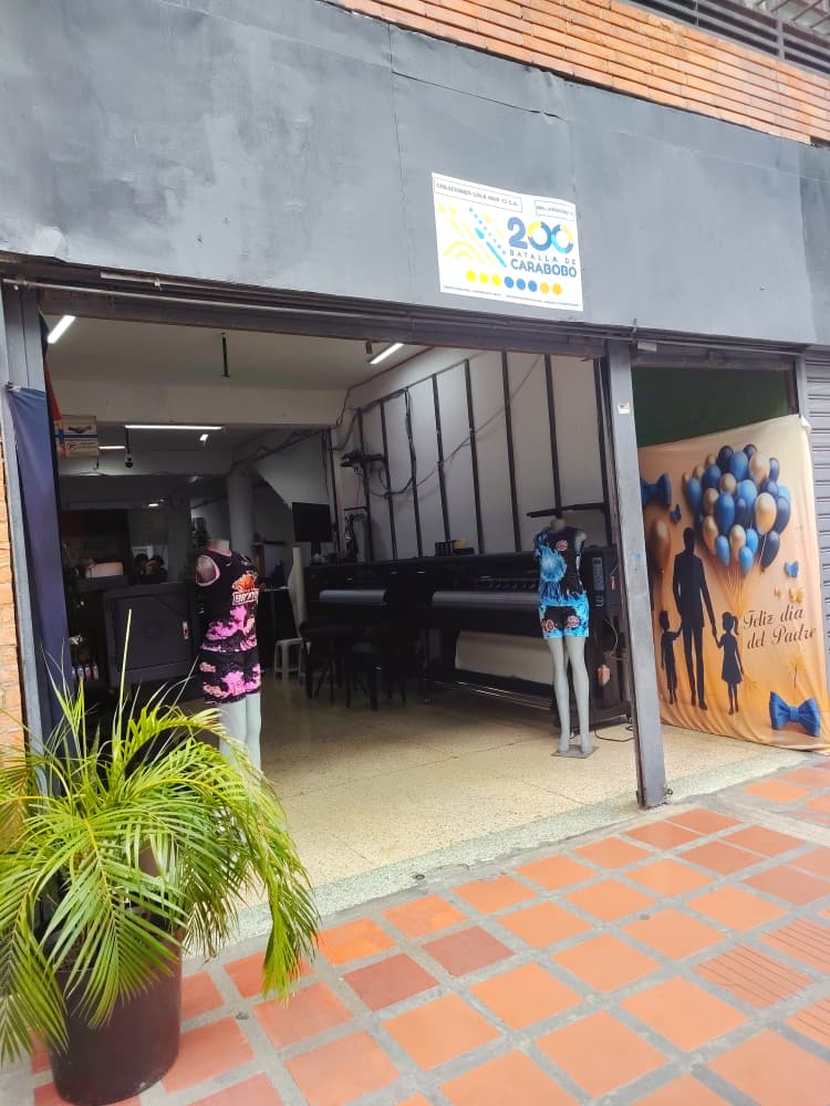 Interior y área de trabajo del local de Creaciones Lolamar 13